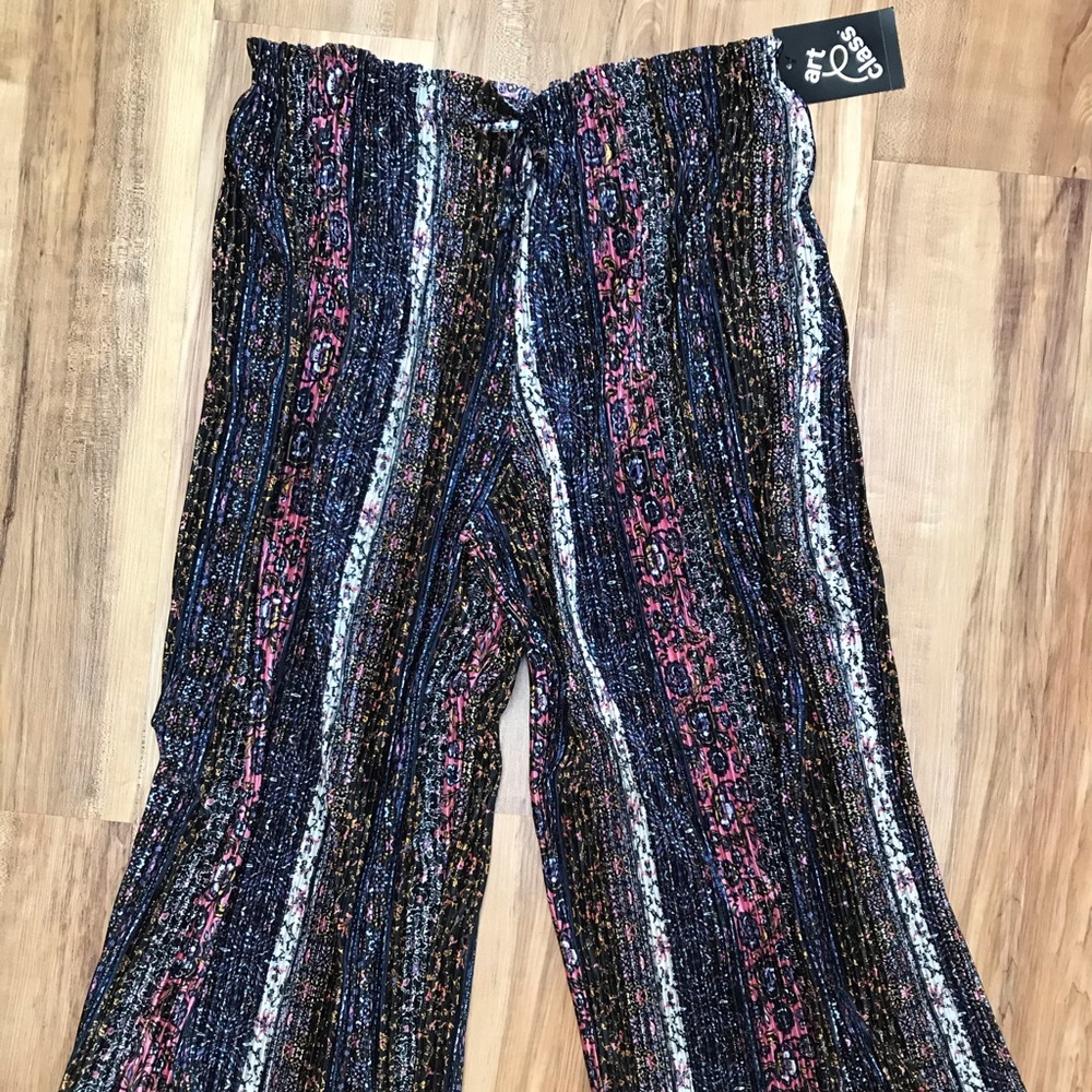 NWT Art Class Cropped Pants